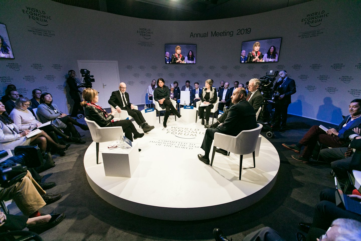 Panelistas discuten temas en una conferencia del Foro Económico Mundial.